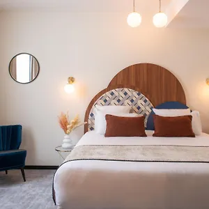 Hotel Helussi, Paryż